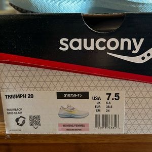 NEW Saucony Triumph 20 Running Shoes Womens Size 7.5 Fog/ Vapor.  Price is firm